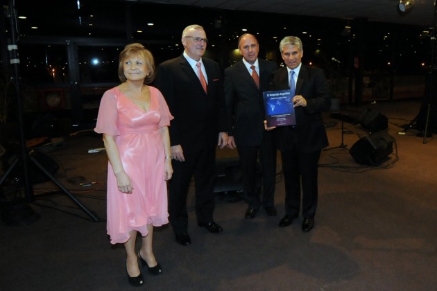 El Gobernador recibió el libro " El Notariado Argentino" de la mano del Presidente del Colegio de Escribanos de Salta