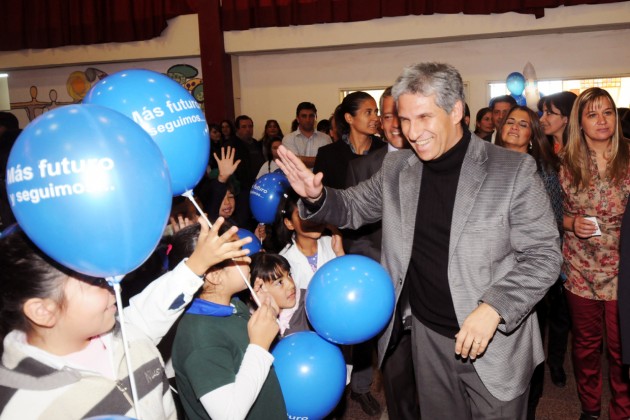 El Gobernador es recibido por  alumnos en la Escuela Experimental Carlos Juan Rodríguez