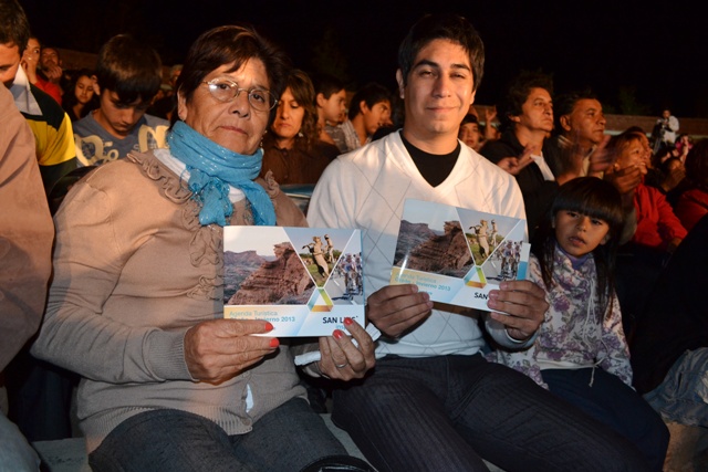 Durante la fiesta de Elección de la Reina Provincial del Turismo en el Parque IV Centenario se repartieron ejemplares.