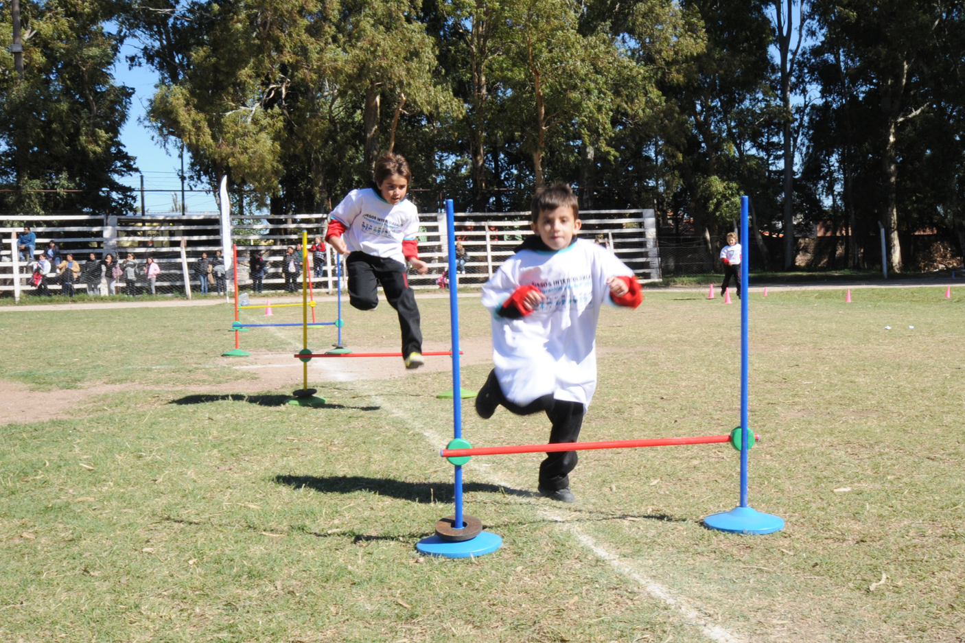 Extensa jornada de atletismo en la que más de 1.000 chicos compitieron en el predio del Ejército Argentino.