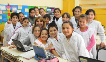 La seño Graciela y sus alumnos exploran las ciencias duras con sus netbooks educativas.