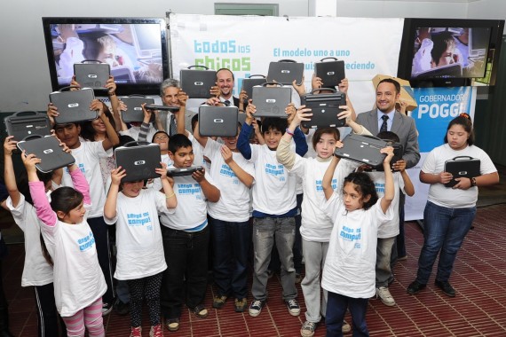 La entrega de computadoras será este viernes en las localidades de Villa General Roca y Nogolí. 
