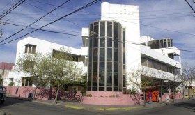 La casa central de la obra social está ubicada en la esquina de Ayacucho y Chacabuco en la ciudad de San Luis.