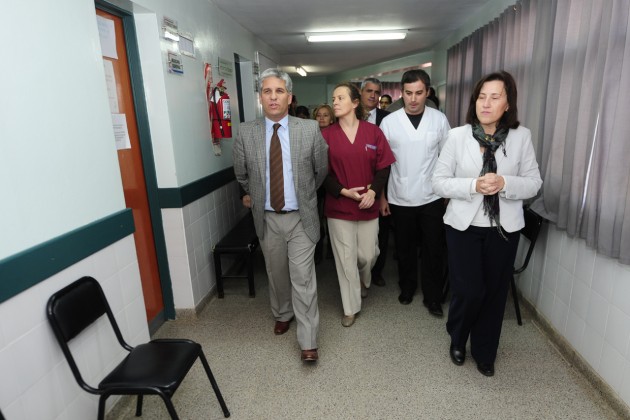El gobernador junto a funcionarios haciendo un recorrido por el hospital.
