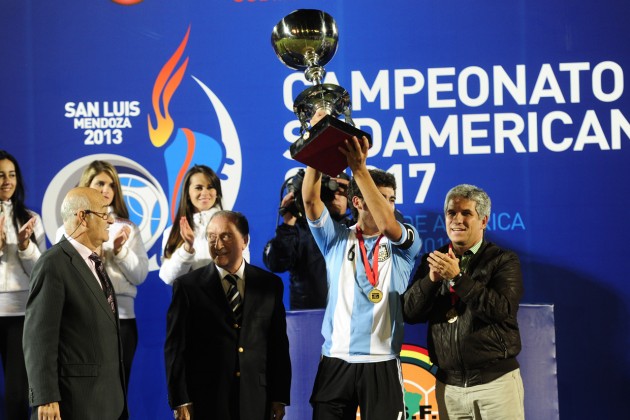 Copa en alto: El capitan de la selección levanta el trofeo, a su lado el Gobernador celebra 