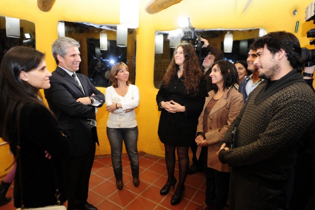 La jefa del Programa Nuevas Empresas, Carina Peralta junto al Gobernador, escuchan a los empresarios