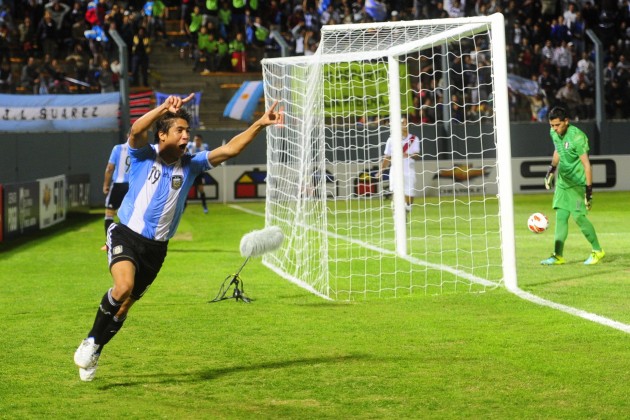 Pérez festeja el primer gol de Argentina