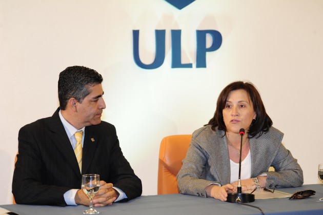 El rector de la Universidad de La Punta, junto a Teresa Nigra.