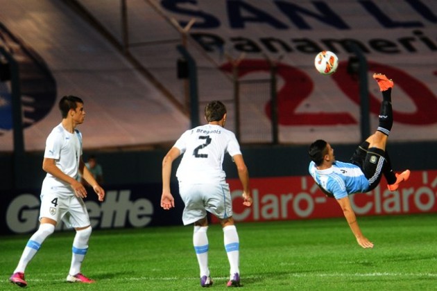 La chilena de Driussi, que significó el primer gol del partido.