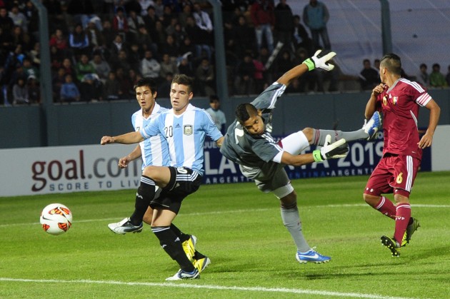 Arquero superado: gol de Argentina