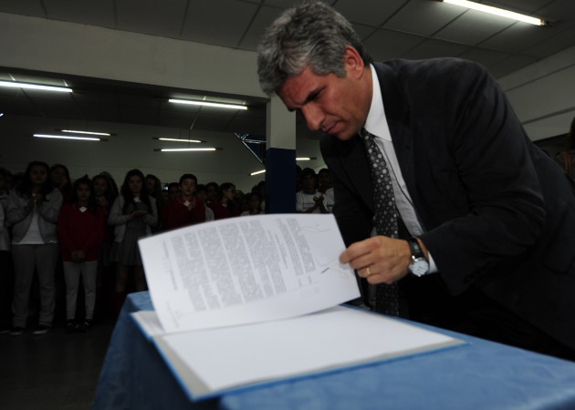 El Gobernador firmó el decreto que establece la construcción de los playones