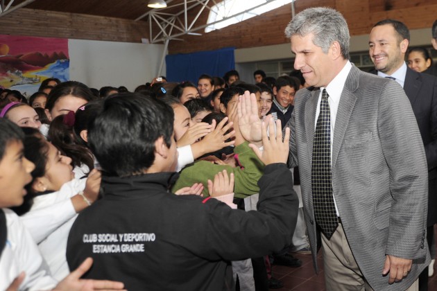 Los alumnos saludaron al gobernador en su llegada a la escuela.