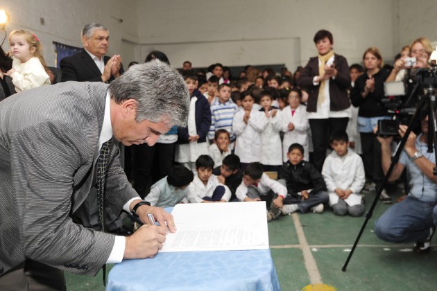 El gobernador, Claudio Poggi, durante la firma del decreto.