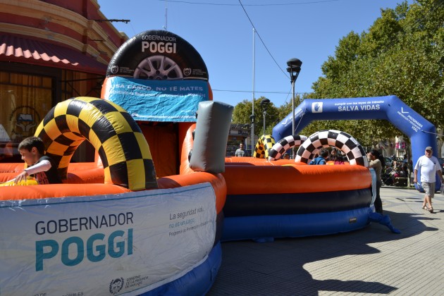 El inflable para los niños y la pista de seguridad