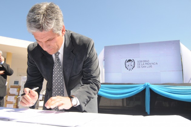 Este lunes, el gobernador Claudio Poggi rubricó la adjudicación de obra y entregó equipamiento al Hospital San Luis. 