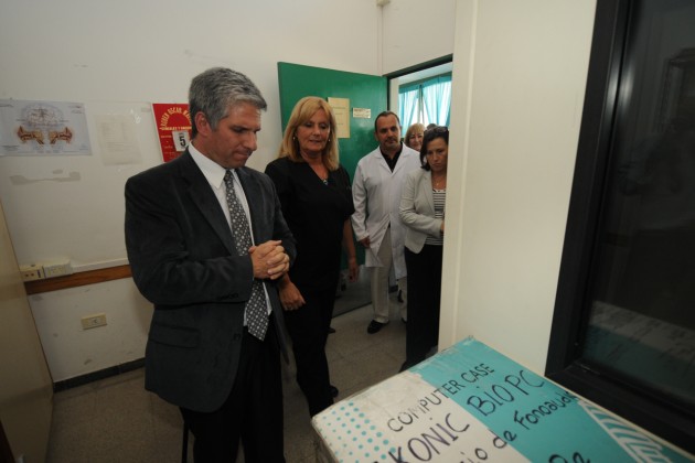 También se hizo la entrega de una heladera con freezer, cuatro camillas para distintos servicios y cinco monitores multiparamétricos GE healthcare B30. 