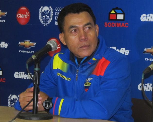 Para el entrenador ecuatoriano Argentina va a clasificar en la zona.