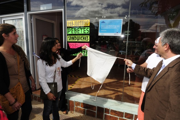 El gobernador de la provincia, CPN Claudio Poggi, durante la inauguración de uno de los emprendimientos del Programa Nuevas Empresas de Jóvenes Sanluiseños.