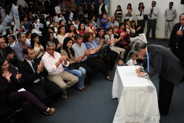 El gobernador CPN Claudio Poggi firmó decretos de renovación tecnológica y de infraestructura vial para Merlo.