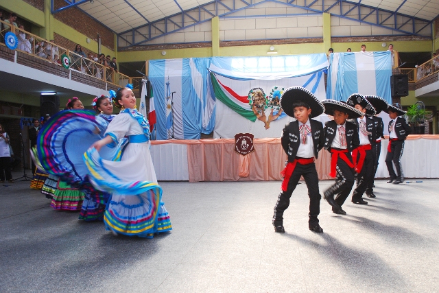 Integrantes de la Delegación de México realizando una presentación de  folclore mexicano y danzas prehispánicas.