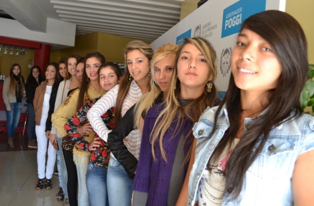 Llegaron las 25 candidatas a reina.