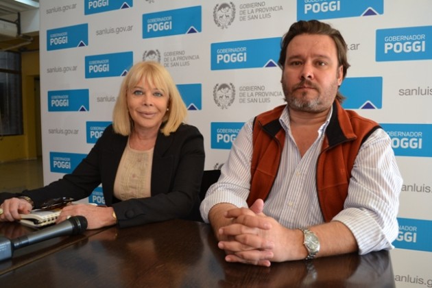 El jefe del Subprograma Eventos Culturales y Fiestas Provinciales, Juan José Civalero, acompañado por María Eva Gatica.