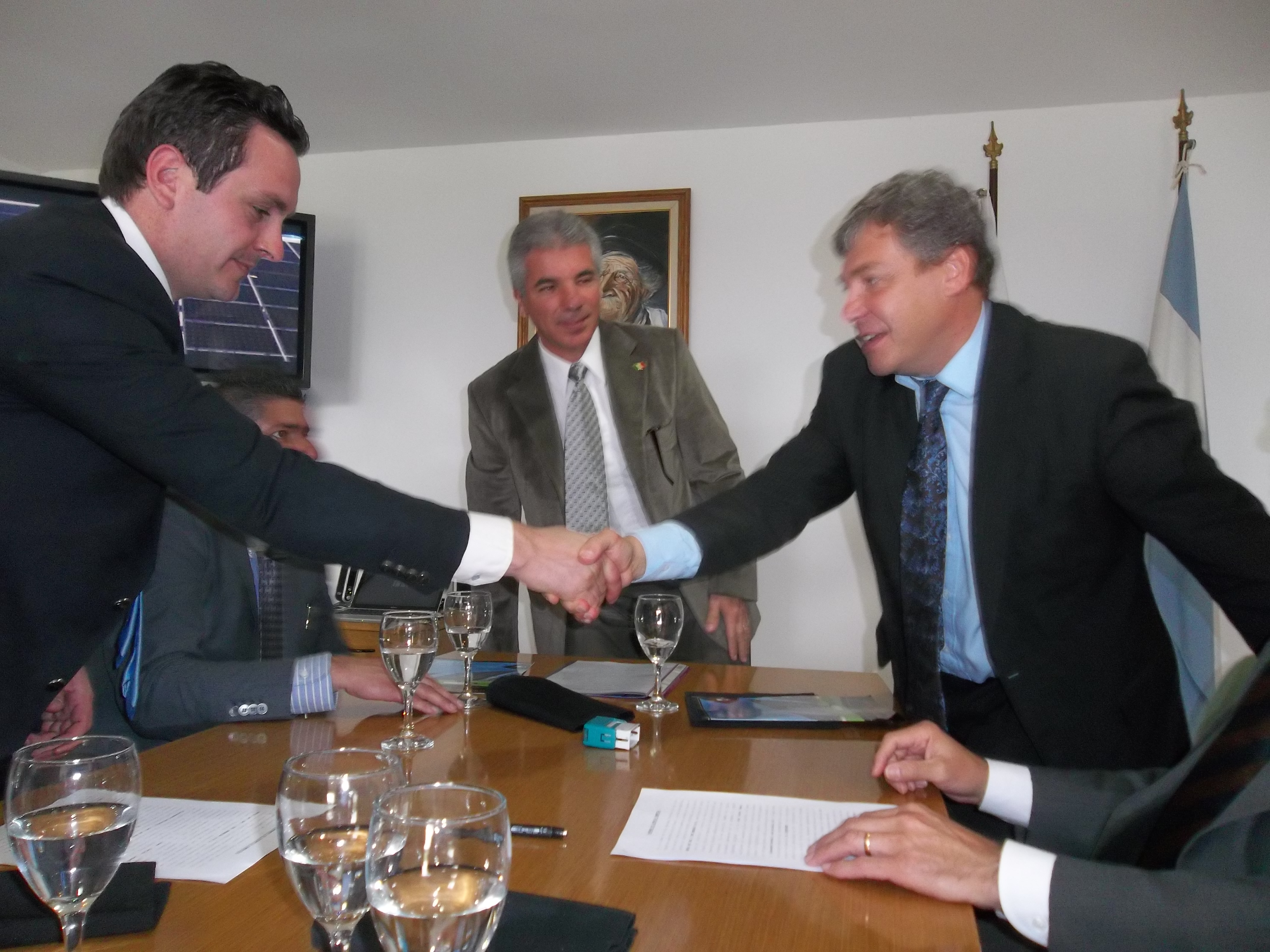 El ministro de Industria, Walter Padula, presenció la suscripción del contrato de licencia comercial entre el titular de la empresa Abansa, Emidio Fabi, y el empresario italiano Alessandro Antoneli, gerente de Tek Energía. 