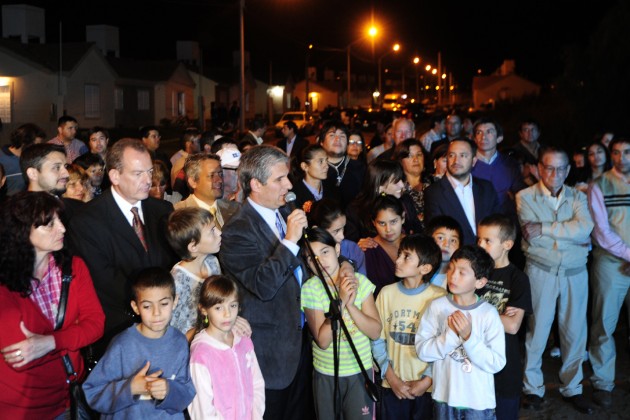 El Gobernador CPN Claudio Poggi les pidió a los vecinos “levanten las viviendas entre todos” 
