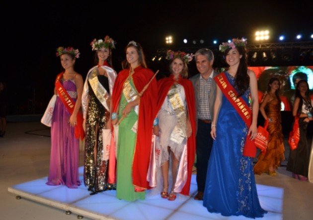 Reina y Princesas junto al Gobernador.