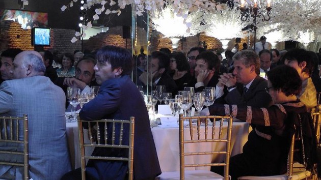 El Gobernador durante la cena en el momento de una presentación audiovisual