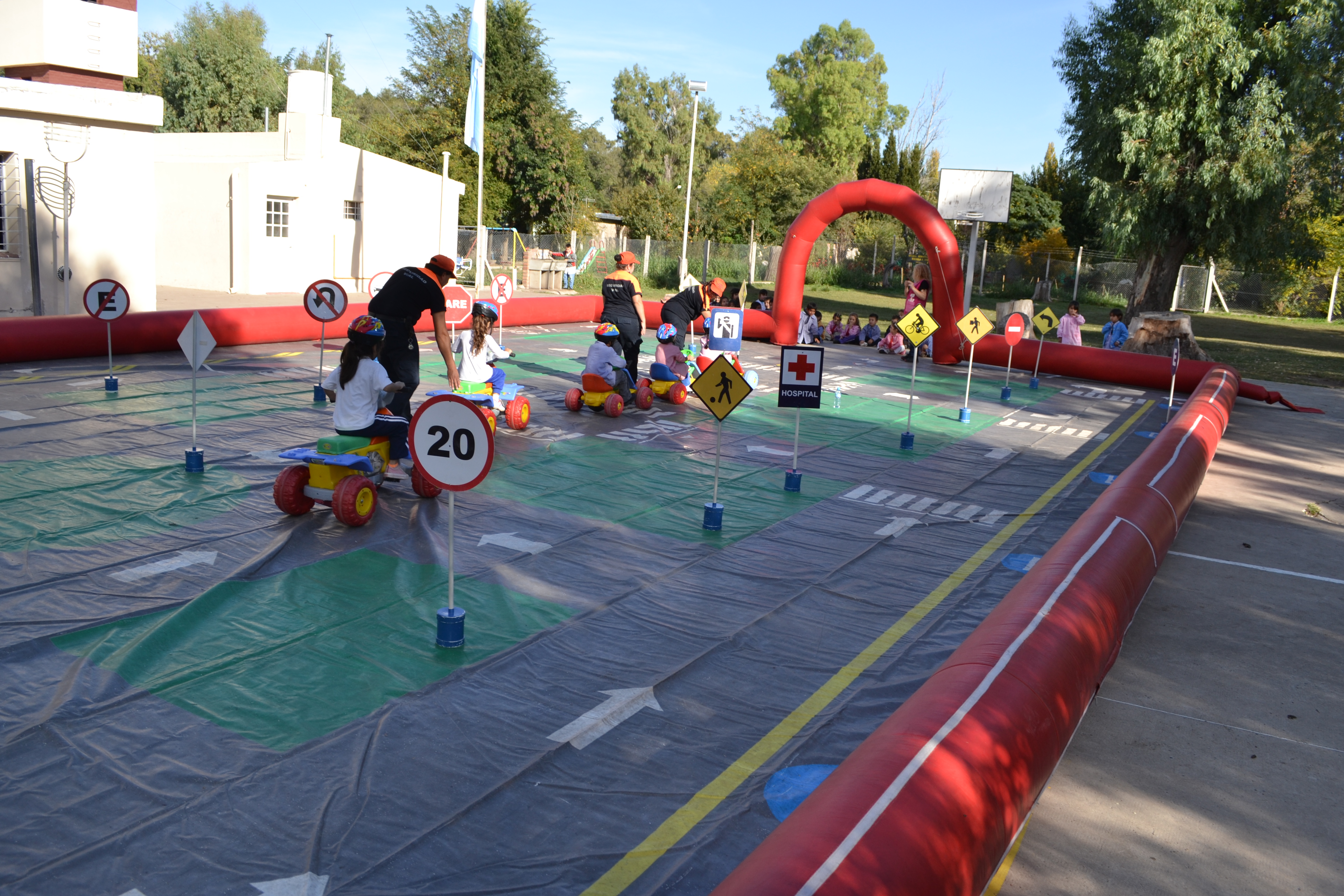 En la pista de educación vial los mas pequeños se divirtieron y aprendieron.