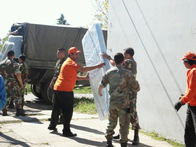 San Luis Solidario entregando colchones