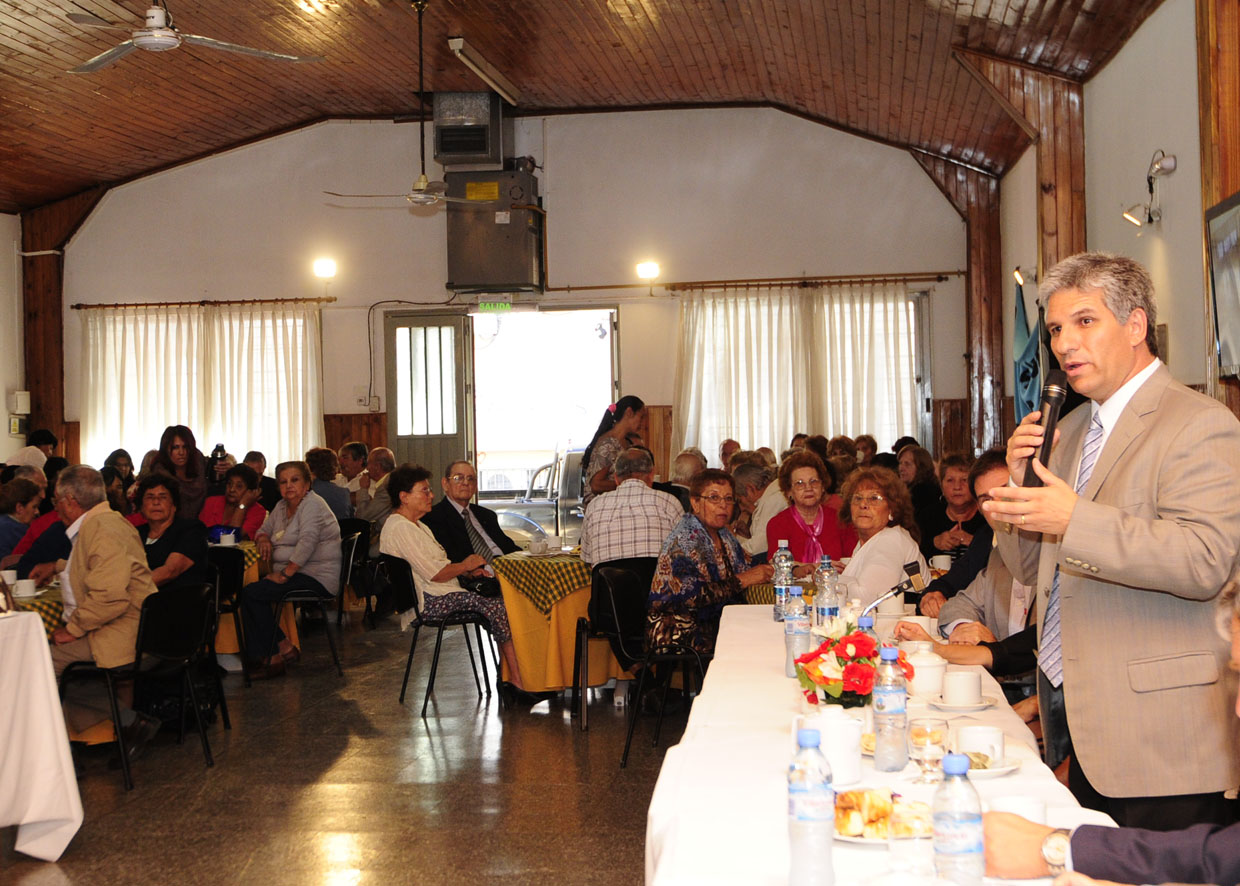 Poggi inauguró en el Centro de Jubilados y Pensionados de San Luis, diferentes proyectos de ONG en el marco del Programa Pueblos Puntanos.