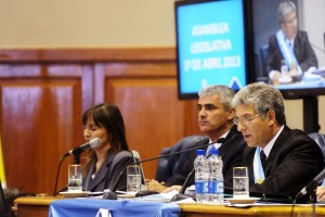 El gobernador durante su discurso.