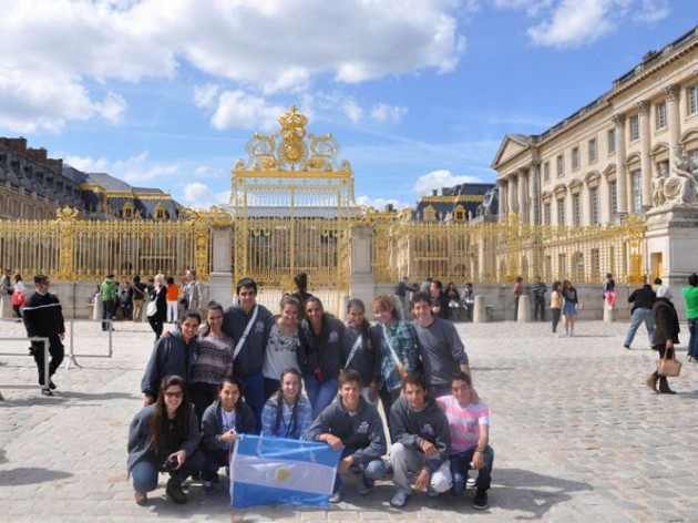 Los chicos en el Palacio de Versalles. 