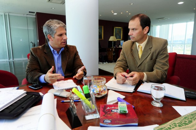 El gobernador Claudio Poggi, junto al ministro de Relaciones Institucionales y Seguridad, Martín Olivero.