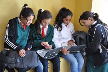 Los alumnos de la Escuela Santiago del Estero utilizan la compu para su formación educativa.