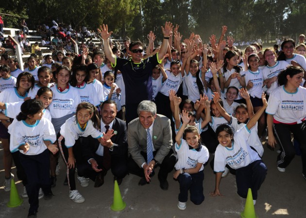 El primer Mandatario junto al ministro de educación, Marcelo Sosa, disfrutó de la alegría de los chicos de participar de los Intercolegiales.