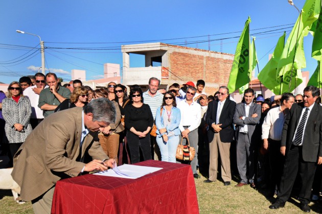 El gobernador de la provincia, Claudio Poggi, firmó este viernes el decreto de adjudicación de la obra. 