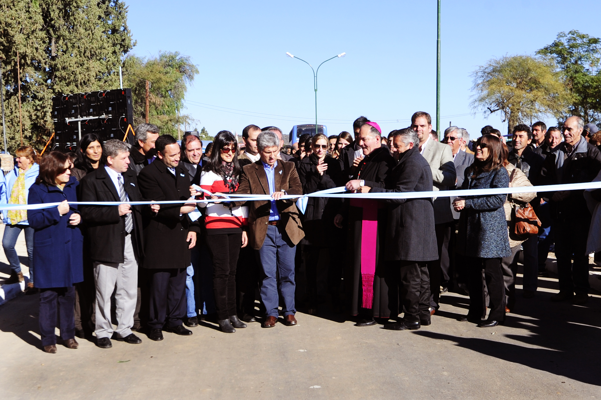 Durante el acto, el gobernador Claudio Poggi anunció la pavimentación de los accesos a Lafinur y Los Cajones.