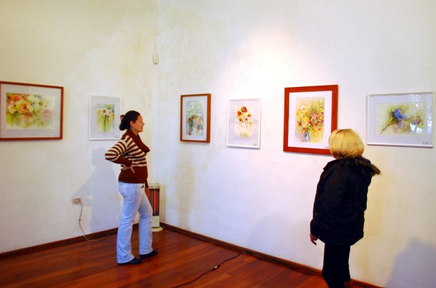 La exposición ofrece 33 obras realizadas en acuarela, con distintas temáticas: flores, abstractos, paisajes y rostros. 
