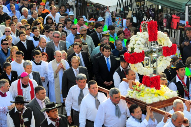 La procesión como es habitual cada año, recorrió las calles de  Villa de la Quebrada.