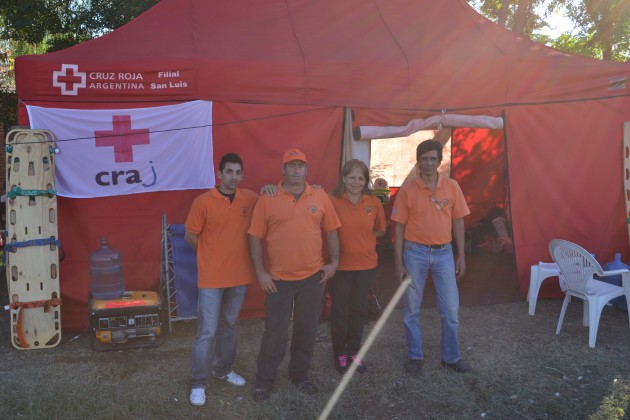 Alrededor de 80 personas de San Luis Solidario, Cruz Roja, Bomberos y Seguridad Comunitaria asisten a los promesantes. 