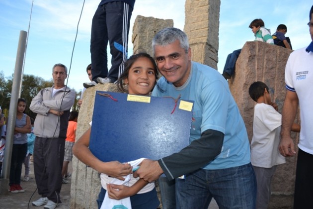 El vicegobernador Díaz, entregó premios de los sorteos a los más chicos