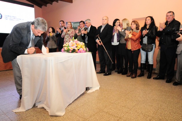 El gobernador durante la firma de decreto.