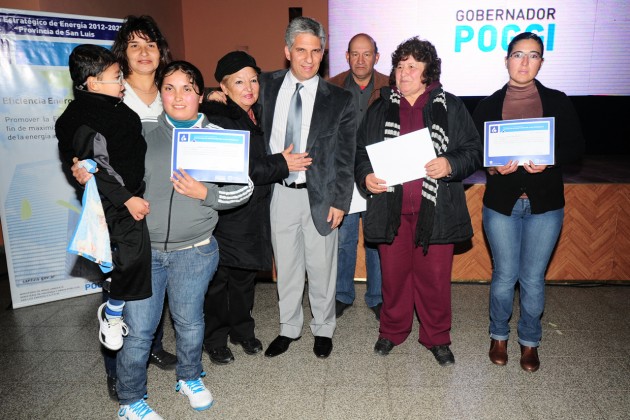 Poggi junto a familias que recibieron sus certificados.