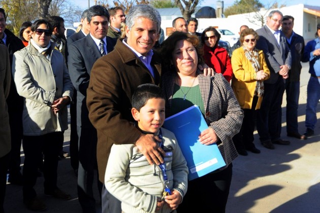 Los adjudicatarios junto al gobernador. 