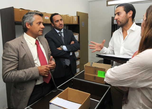 Los ministros José María Emer y Marcelo Sosa en la visita a la empresa encargada de la logística de las Estampillas Escolares.