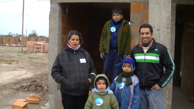 Lidia Sosa y José Becerra, visitan junto a sus hijos la construcción de su vivienda