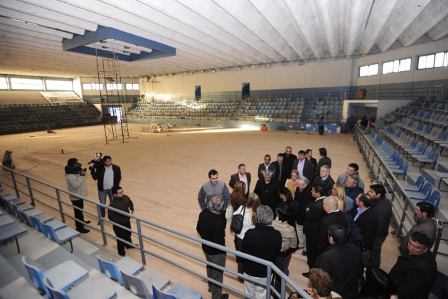 Comitiva gubernamental durante un recorrido en el Palacio de los Deportes.